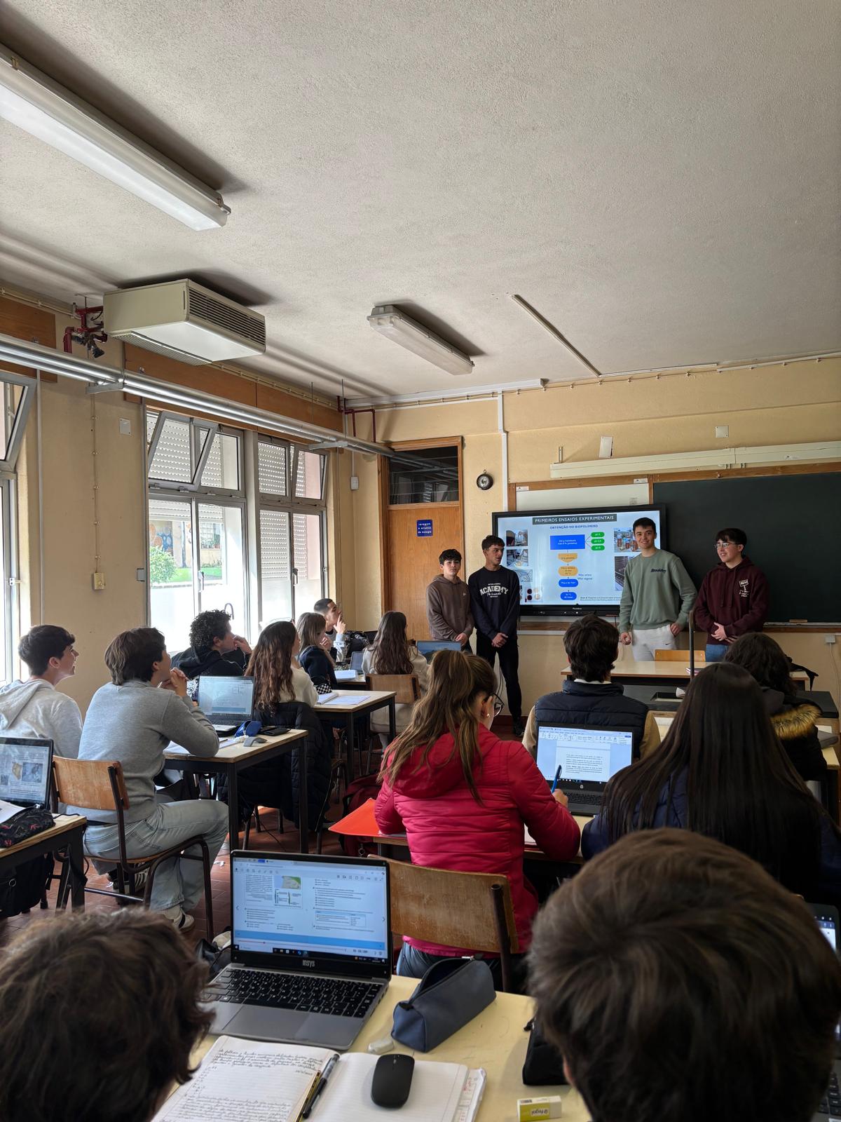 Apresentação do projeto à comunidade educativa e partilha de ideias sobre a via investigativa desenvolvida